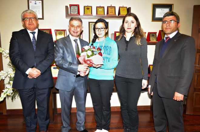 Genç Yazara Altınlı Kutlama	
