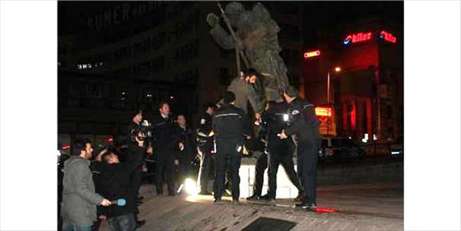 ÖZGECANIN ÖLDÜRÜLMESİNE BIÇAKLI PROTESTO