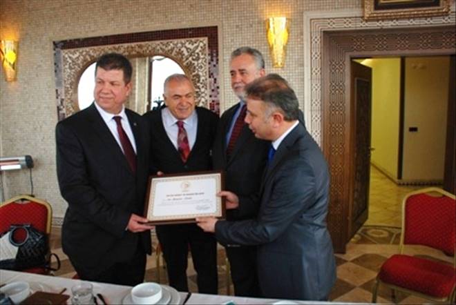 TÜSİAVDAN  ÜNLÜ`YE  ÜSTÜN HİZMET BELGESİ