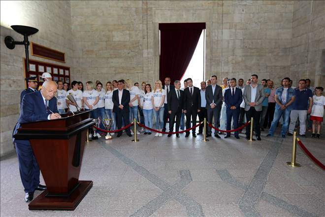 Şampiyonluk Kupasını evlerine getirdiler