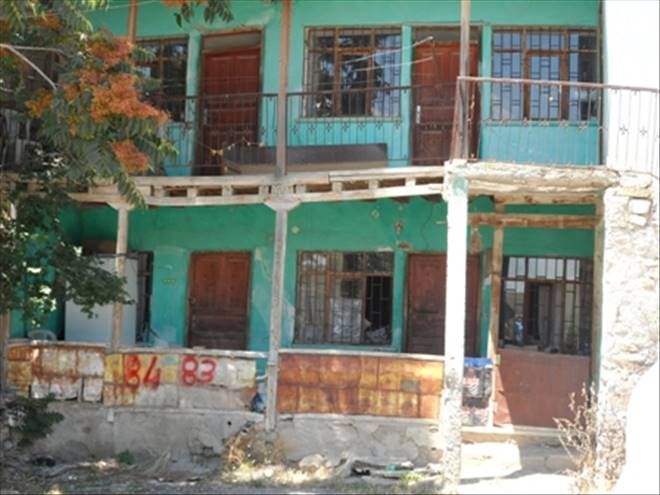        “DEPREM HASARLI” KONUTLAR YIKILIYOR..  