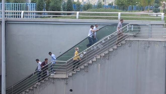 Yürümeyen merdivenler mağdur ediyor