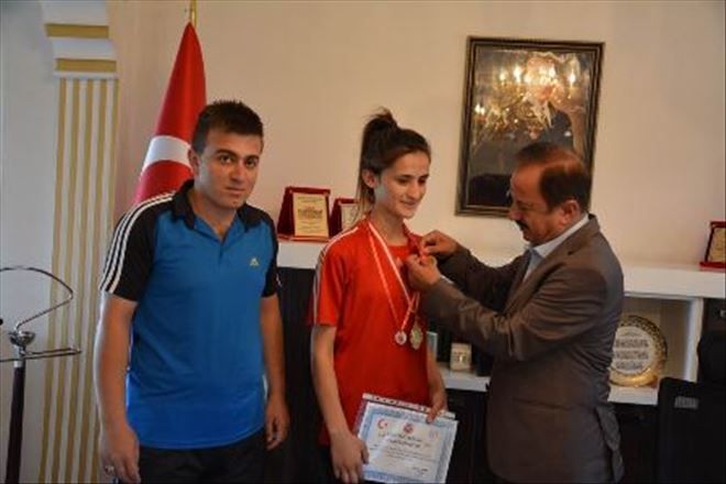 Başkan Turgut´tan Şampiyon Kübra´ya Ödül