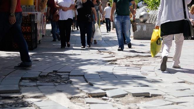 İzmir Caddesi Köy Yolu Gibi