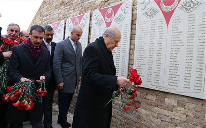 Ülkücü Şehitler Anıtı´na karanfil bıraktı, dua etti