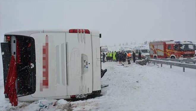 Otobüs devrildi: 25 yaralı