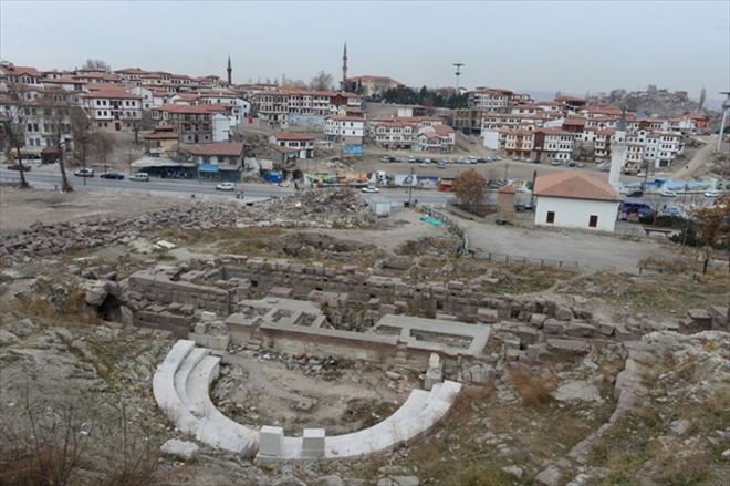 ANTİK TİYATROYU  ÖRTEN SON YAPI DA YIKILDI