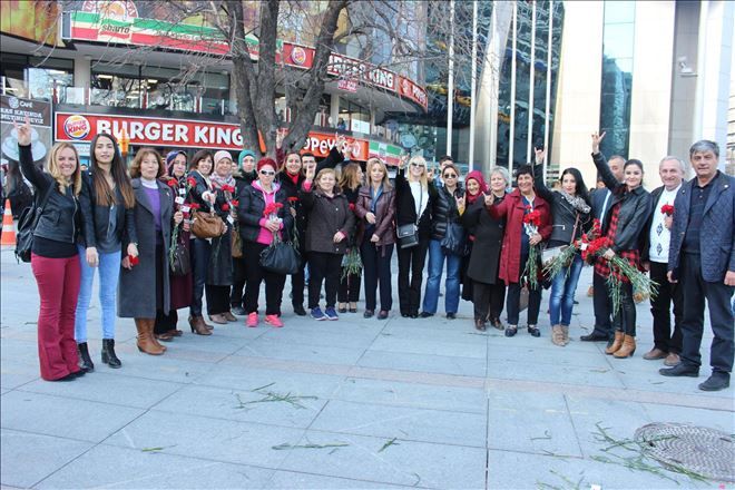 MHP´li kadınlardan  karanfili kutlama