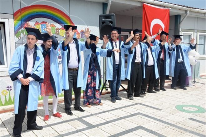 ÖZEL OKULUN İLK MEZUNLARI