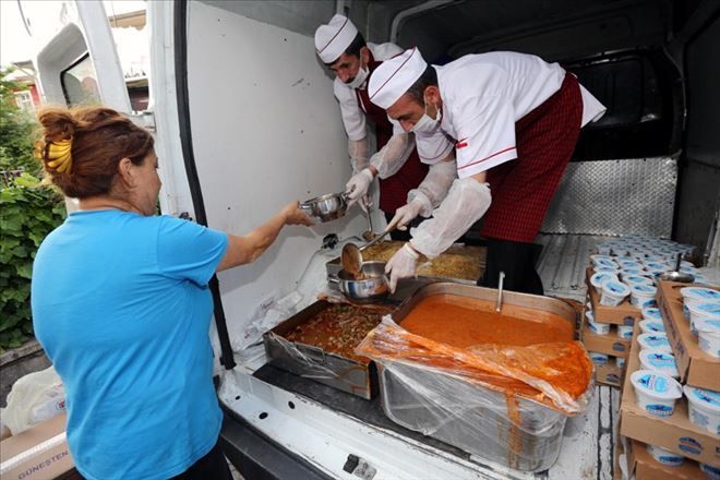 Sel mağdurlarına Yenimahalle´den sıcak yemek
