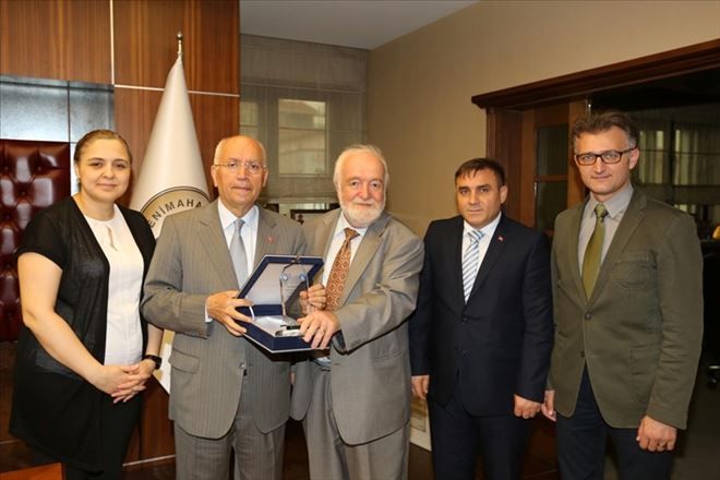 Gazi Tıp´tan Yaşar´a r plaket.