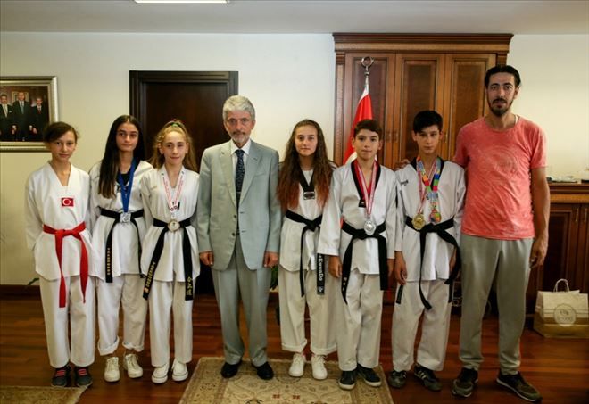 ŞAMPİYONLARDAN BAŞKAN TUNA´YA ZİYARET