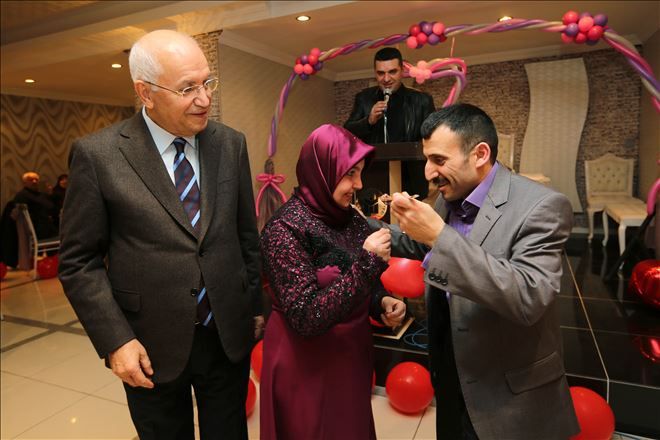 Engellere rağmen sevenler 14 Şubat´ı kutladı
