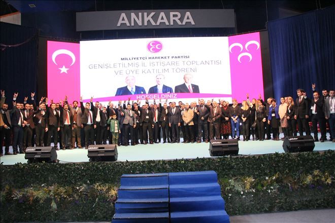  MHP´ye katılan 6.972 kişinin parti rozetleri takıldı.