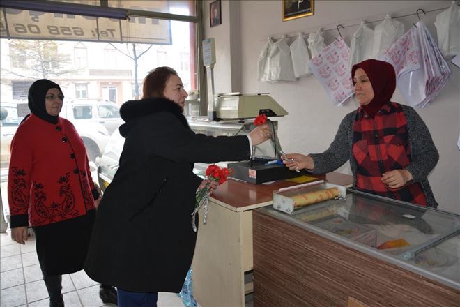 8 Mart Dünya Kadınlar günü karanfillerle kutlandı