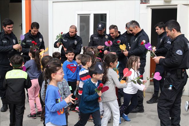 Kreş öğrencileri polis amcalarını unutmadı