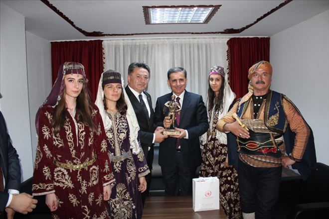 VALİ ERCAN TOPACA, ANKARA KULÜBÜ´NÜ ZİYARET ETTİ