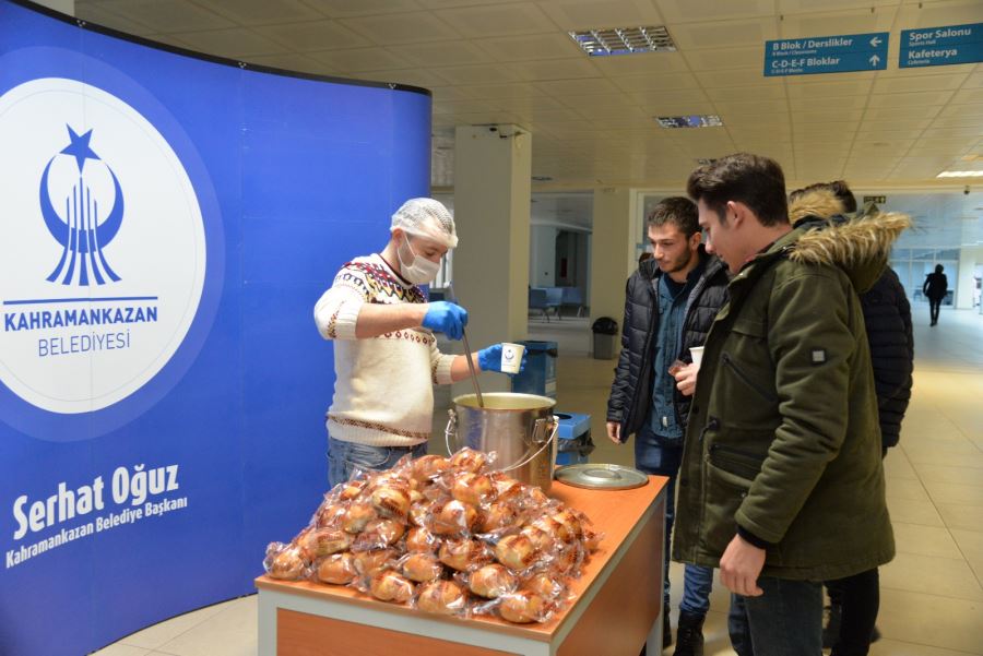 Başkan Oğuz’dan üniversitelilere çorba ikramı