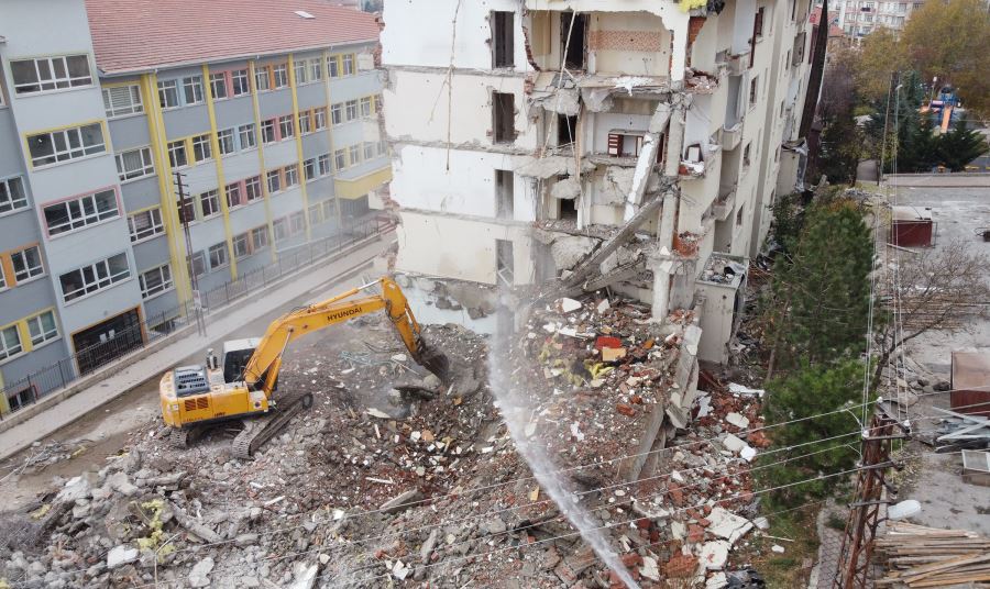 ESKİ LOJMANLARIN YERİNE REKREASYON ALANI YAPILACAK