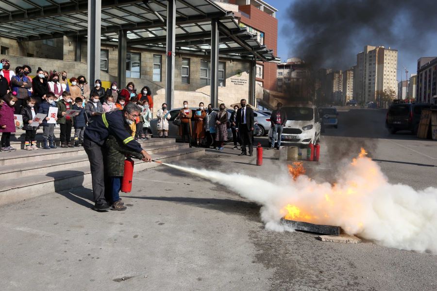 Minik itfaiyeciler tatbikat yaptı