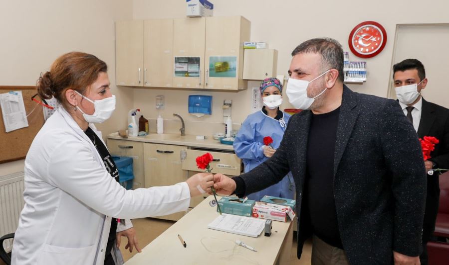 ERCAN; SAĞLIK ÇALIŞANLARINI ZİYARET ETTİ, KARANFİL VERDİ