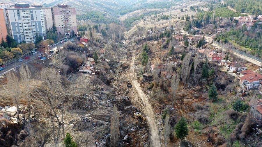 BÜYÜKŞEHİR’İN ŞİRİNDERE MEVKİİNDE ATIKLA MÜCADELESİ DEVAM EDİYOR