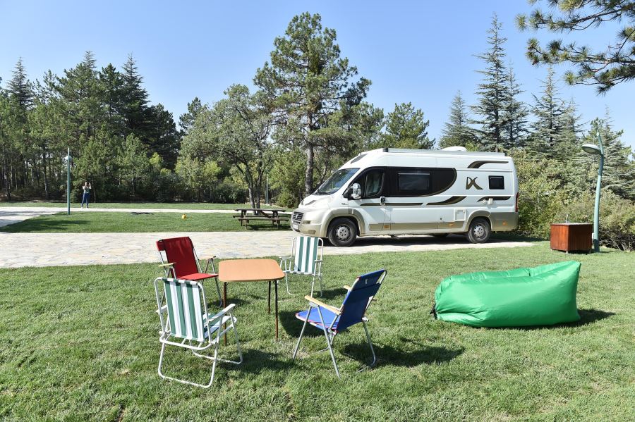 KARAVAN TUTKUNLARINA MÜJDE: KURTBOĞAZI BARAJI VE MAVİ GÖL’DE KARAVAN PARK AÇILDI