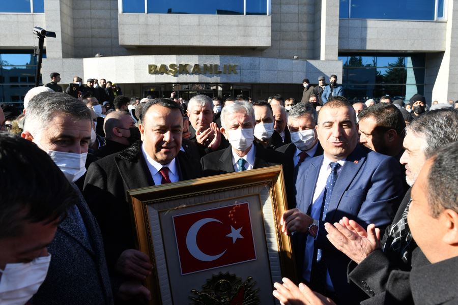 ÖZEL HALK OTOBÜSÜ ESNAFINDAN MANSUR YAVAŞ’A TEŞEKKÜR ZİYARETİ