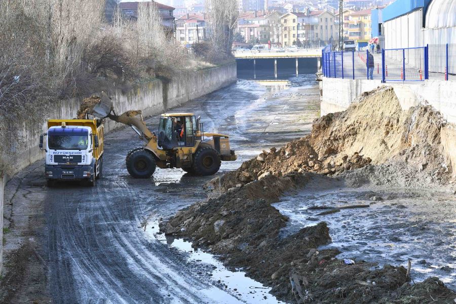 ASKİ’DEN ANKARA ÇAYI’NDA TEMİZLİK