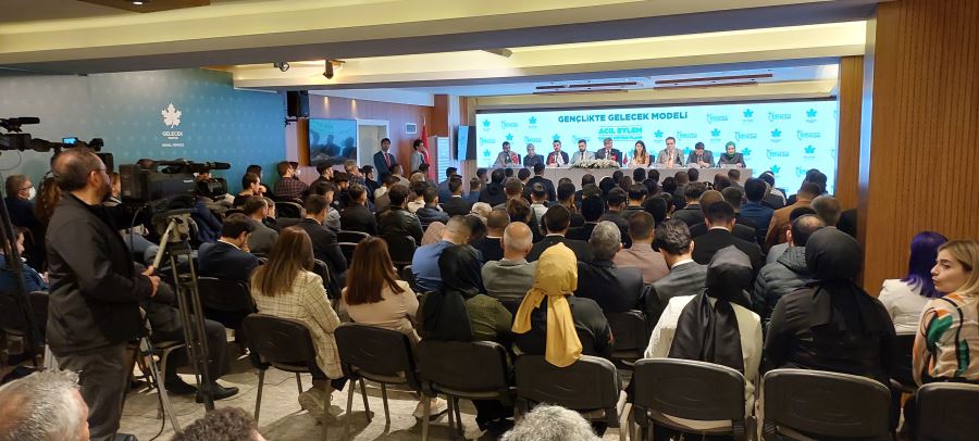 Davutoğlu: ‘’Gençlere gömlek biçmeye değil, onlarla yol yürümeye geliyoruz!’’