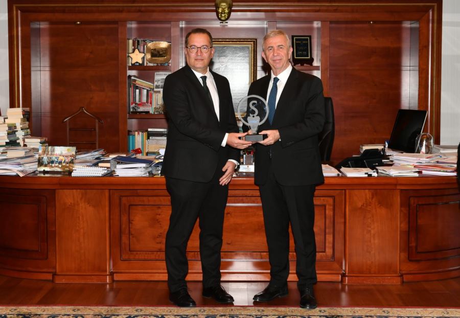 MANSUR YAVAŞ’A ŞEFFAFLIK ÖDÜLÜ TAKDİM EDİLDİ