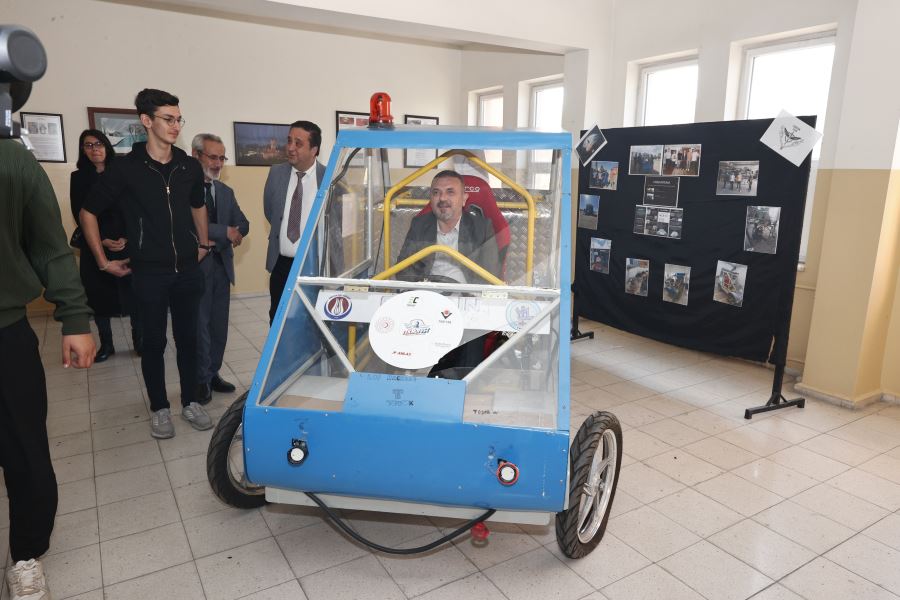 ERCAN GENÇLERİN YAPTIĞI ELEKTRİKLİ ARACIN DİREKSİYONUNA GEÇTİ