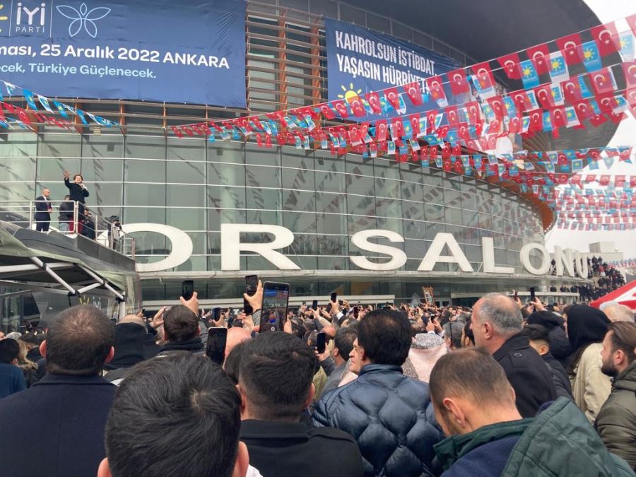 Akşener: Kadınlar siyasetin tam merkezidir