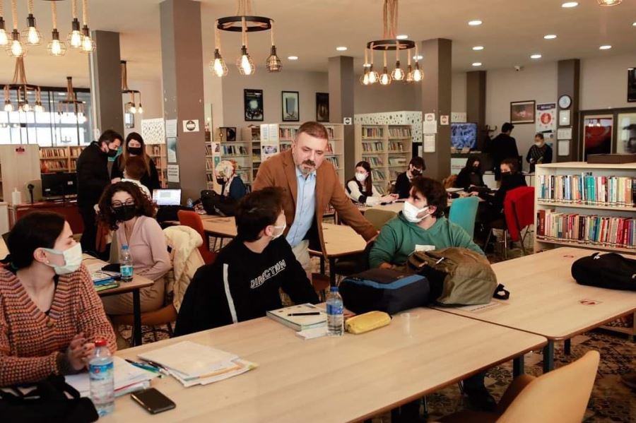 BAŞKAN ERCAN MİLLET KIRAATHANESİNDE ÖĞRENCİLERLE SOHBET ETTİ
