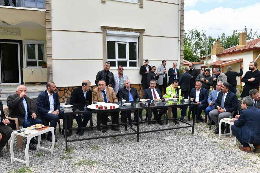 MANSUR YAVAŞ İLÇE İLÇE DERT DİNLİYOR: BU KEZ HAYMANA’DA VATANDAŞLARLA BULUŞTU