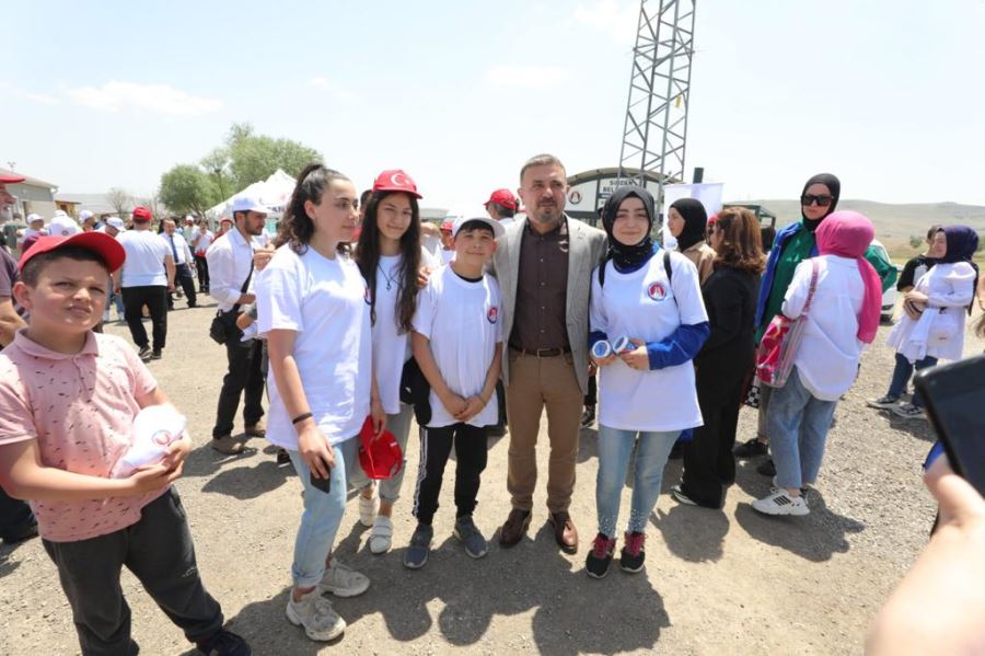 SİNCAN’DA GENÇLER HEM YÜRÜDÜ HEM ÇÖP TOPLADI