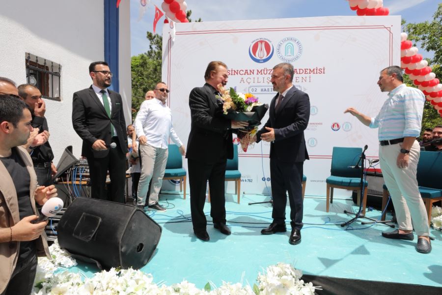 SİNCAN MÜZİK AKADEMİSİ AÇILIŞINDA ORHAN GENCEBAY RÜZGARI ESTİ 