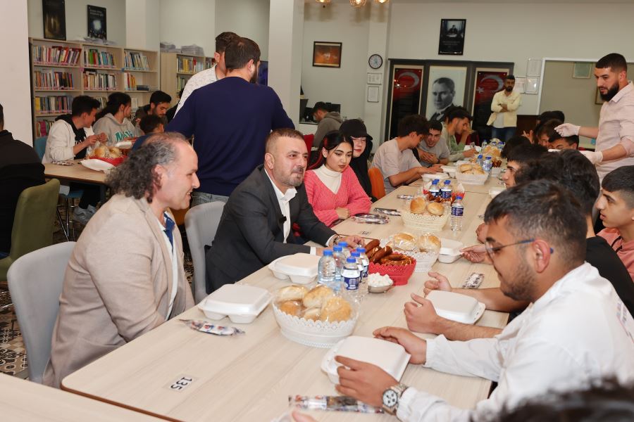 MURAT ERCAN MİLLET KIRAATHANESİNDE GENÇLERLE SAHUR YAPTI