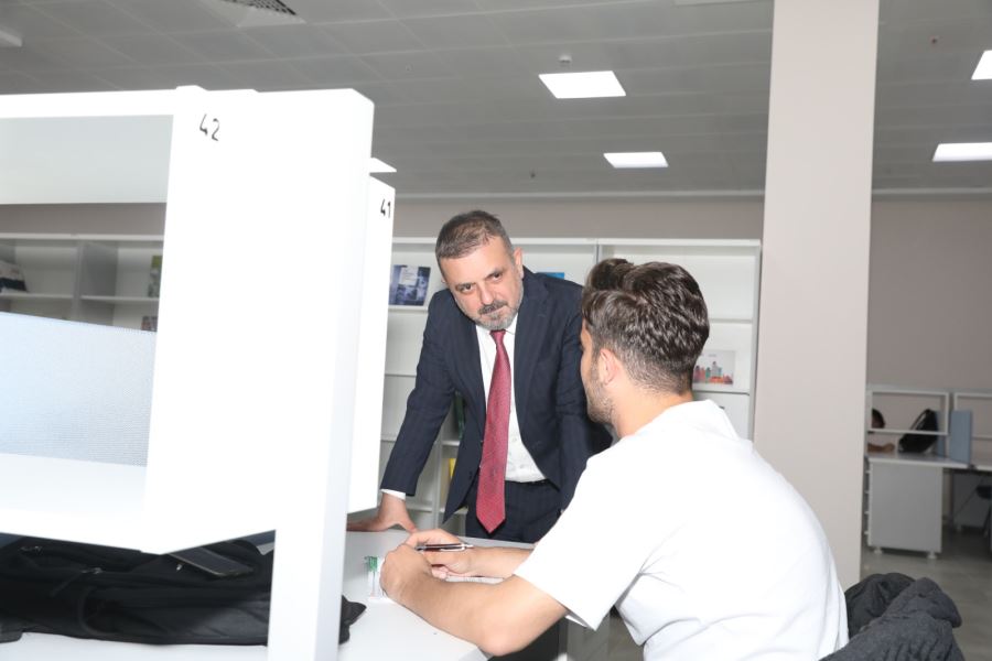 GENÇLER YAZ DÖNEMİNDE DE MİLLET KIRAATHANELERİNDEN VAZGEÇMİYOR