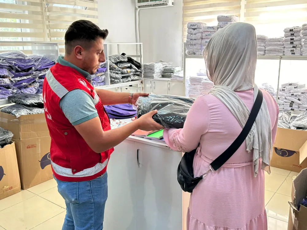 YARIM ELMA HAYIR ÇARŞISI’NDAN OKUL DESTEĞİ