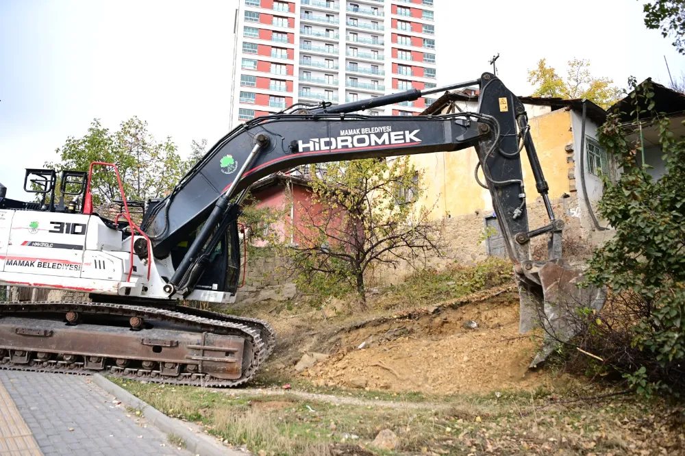  Mamak’ta Tehlike Oluşturan Üç Metruk Yapı Yıkıldı