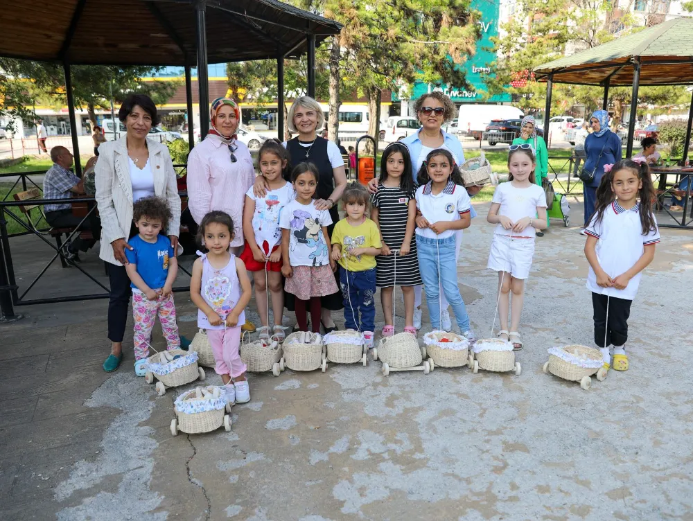 MAHALLEDE BİR GÜN: BAŞKAN YARDIMCISINDAN ÇOCUKLARA SÜRPRİZ ZİYARET