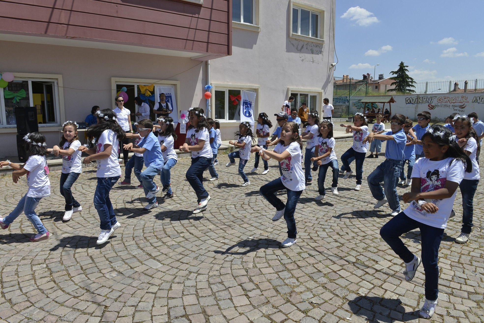 GENÇLER ŞÖLENLERDE DOYASIYA EĞLENDİ
