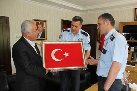 Başkan Özden`e Ay Yıldızlı Tablo hediye