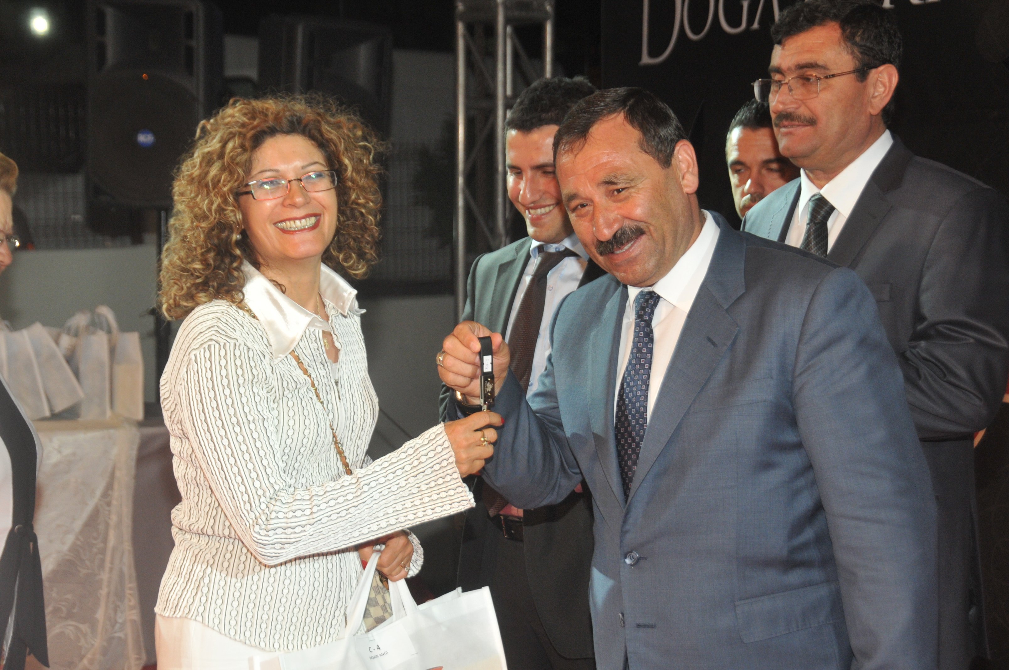 Demirel 164 hak sahibine anahtarlarını dağıttı