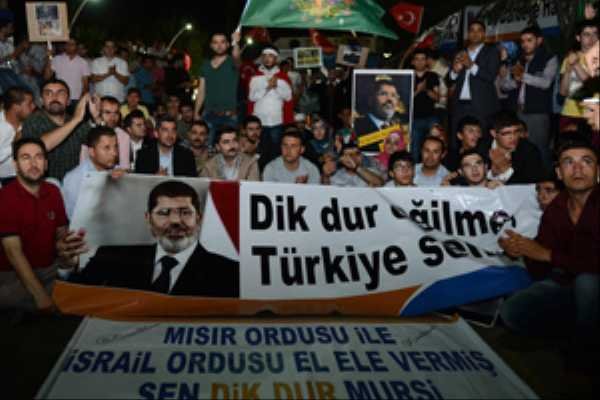 Ak Parti Gençlik Kolları`ndan karanfilli eylem