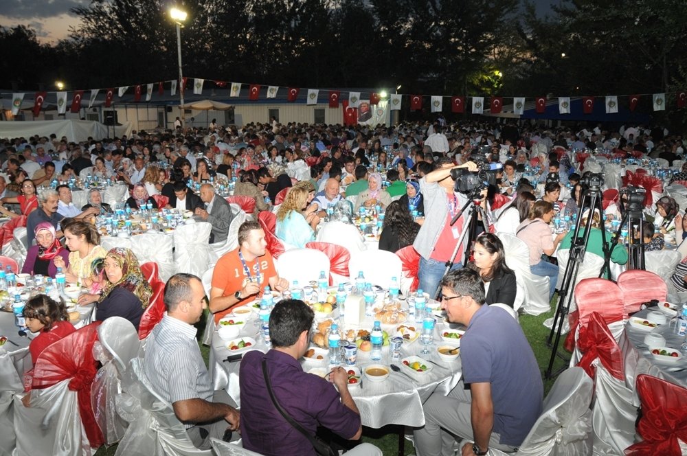 8 mahallede 60 bin kişilik iftar