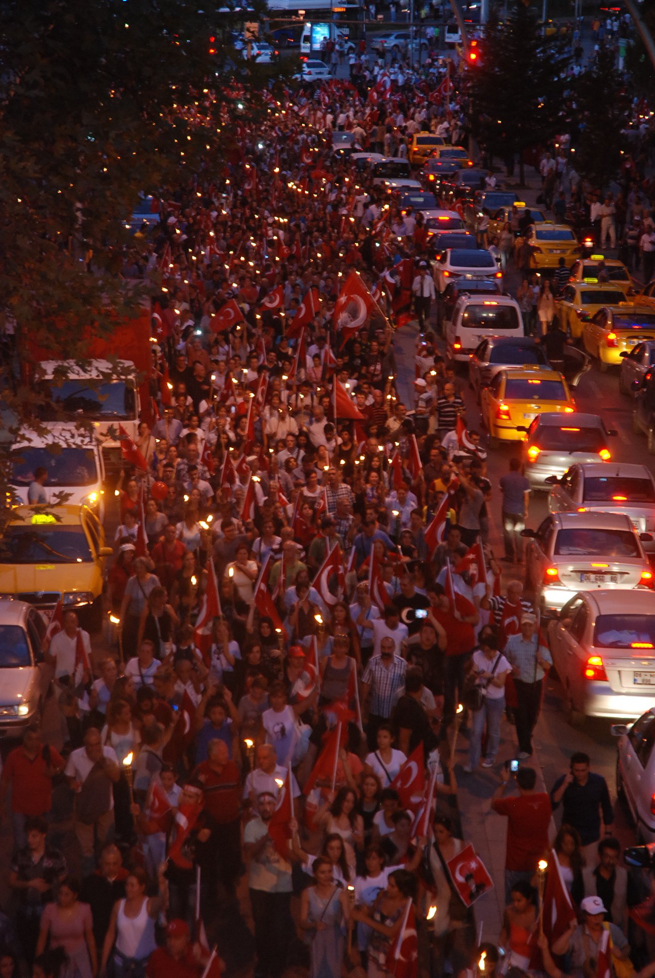 Ankara Sokaklarını Meşaleler  Aydınlattı