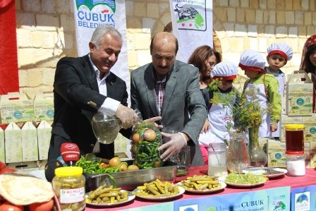 FESTİVALDE İÇİN 6 BİN TON TURŞU KURULDU