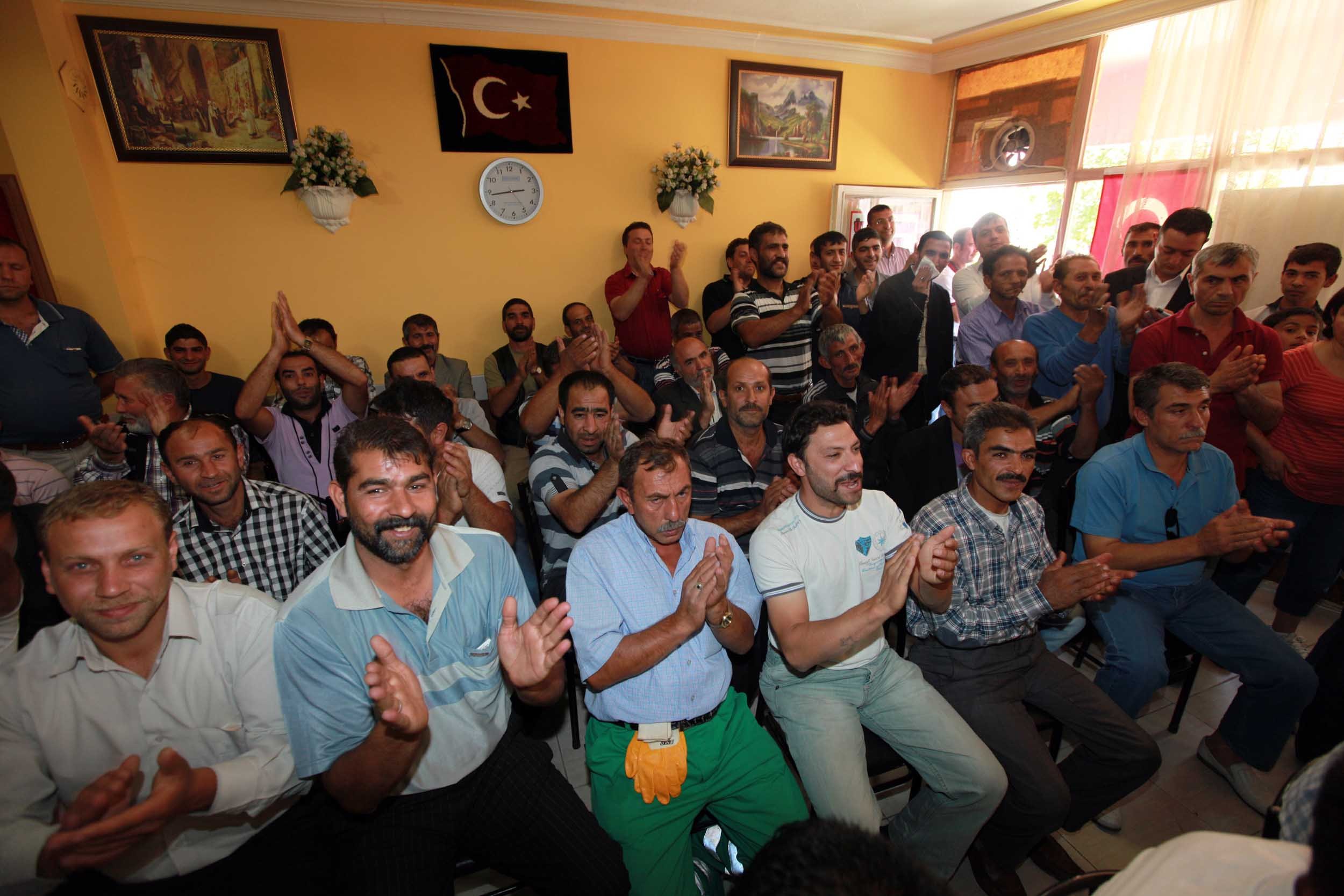 Yaşar Romanlarla bir araya geldi